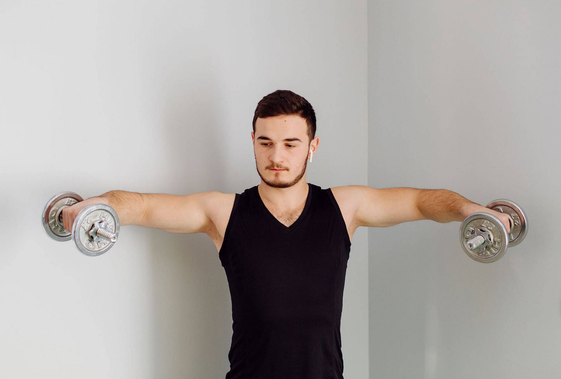 The dumbbell can be used for a varity of muscle-building exercises. (Image by bristekjegor/Freepik)
